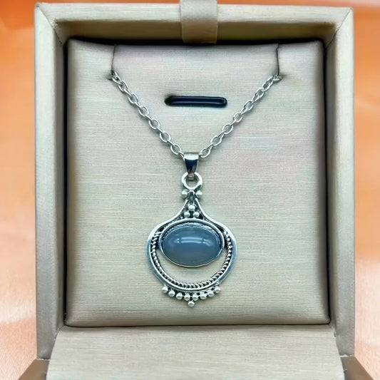 Vintage Pattern Oval Gemstone Pendant Necklace Fashion Special Interest Light Luxury